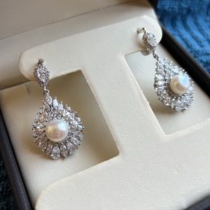 Beautiful pearl and crystal diamond earrings NWT